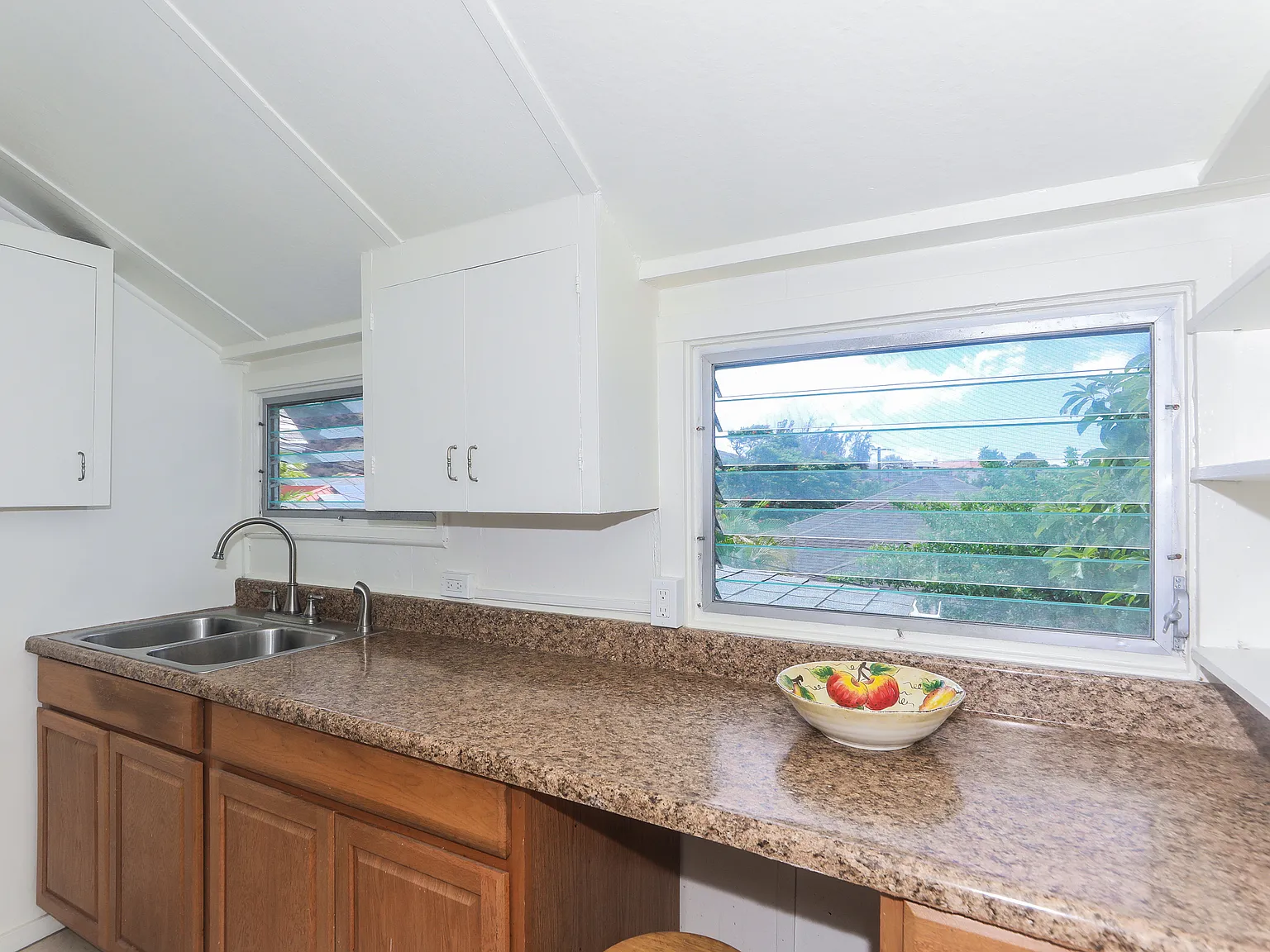 2534 E Manoa Rd — Photo 2