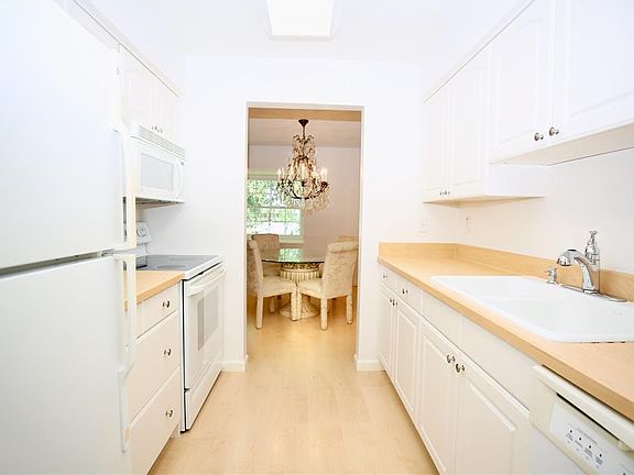 5th image of 1713 BELLEAIR FOREST DRIVE #C