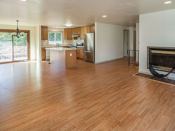 3rd image of 5505 158th Pl NE