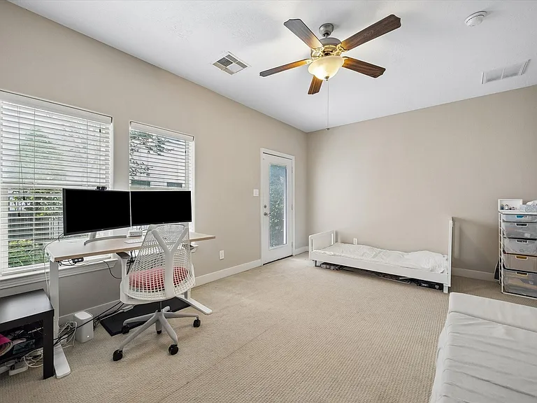4220 Dickson St — Photo 22