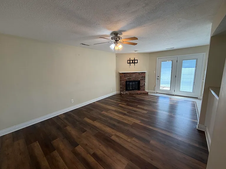 2032 Waterfront Dr N #D — Photo 8