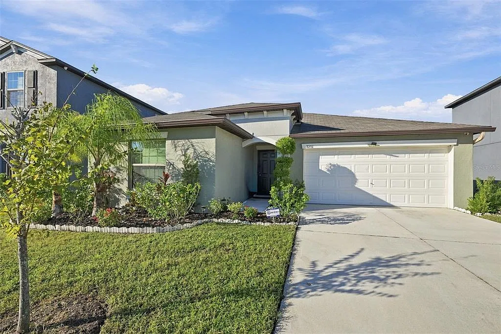 4 bed, 2.0 bath, 1935 sqft, $3,000 — Photo 1