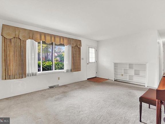 5th image of 15 Dogwood Ln