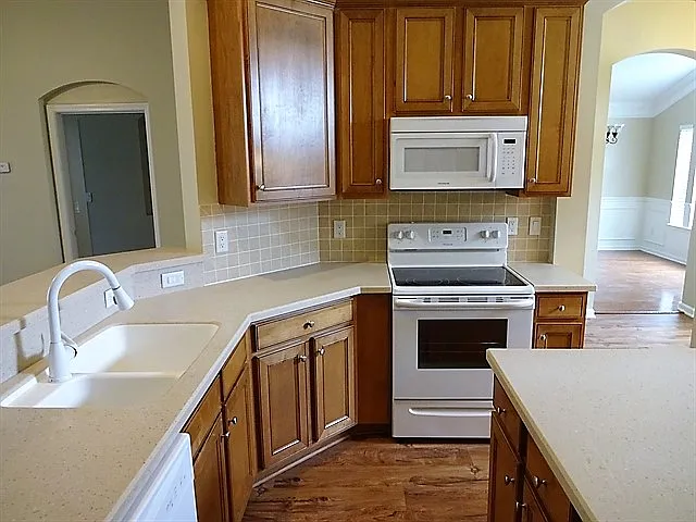 1904 Abercrombie Ln — Photo 2