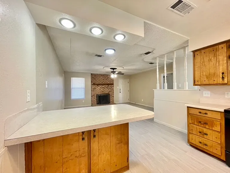 805 Colonial Ln — Photo 3