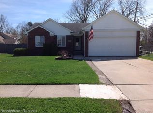 32010 N Oakcrest Dr E, New Baltimore, MI 48047