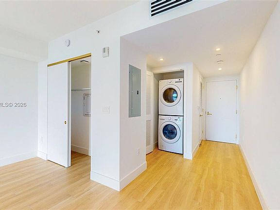 3rd image of 90 32nd St #922
