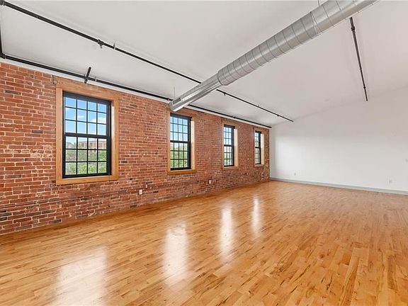 3rd image of 75 Eagle St Suite 3B