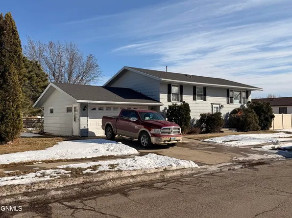 2310 17th Cir W, Williston, ND 58801
