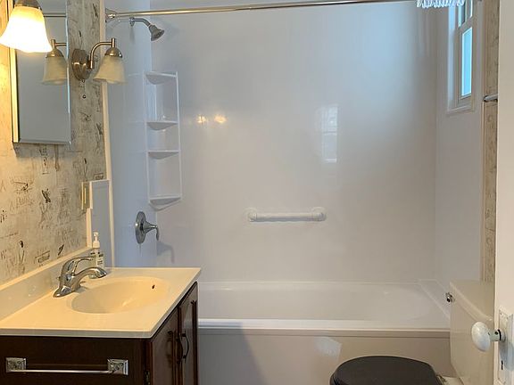 5th image of 194 Circular St #1