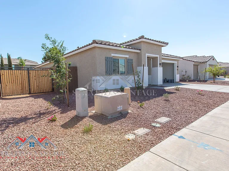 495 E Rio Pl — Photo 2