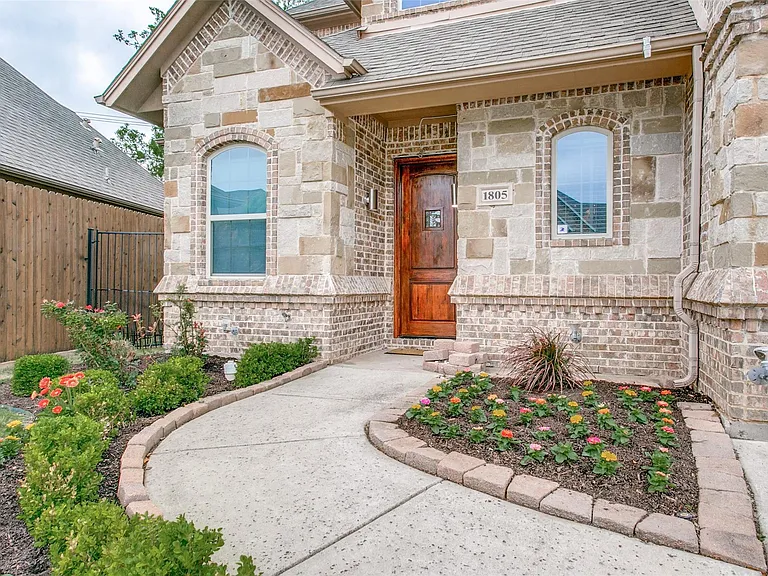 1805 Castle Ct — Photo 3