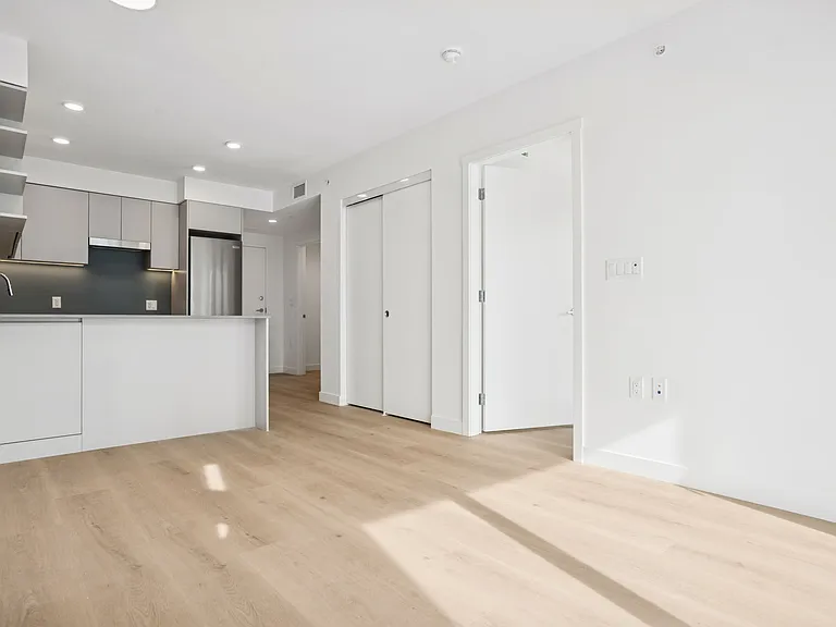 5670 Cambie St — Photo 33