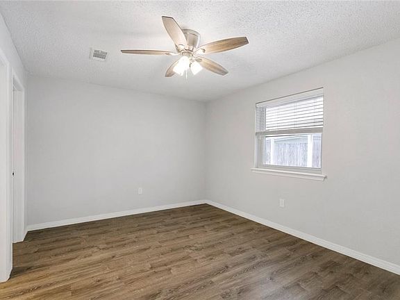 5th image of 204 Sugarpine Dr