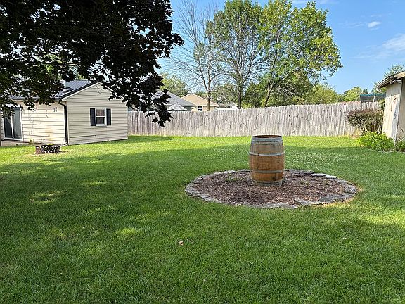 4th image of 3026 Vineyard St