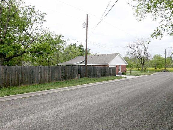 4th image of 901 E Avenue B