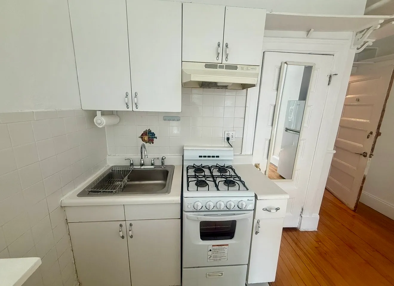 Studio, 300 sqft, $2,000 — Photo 4