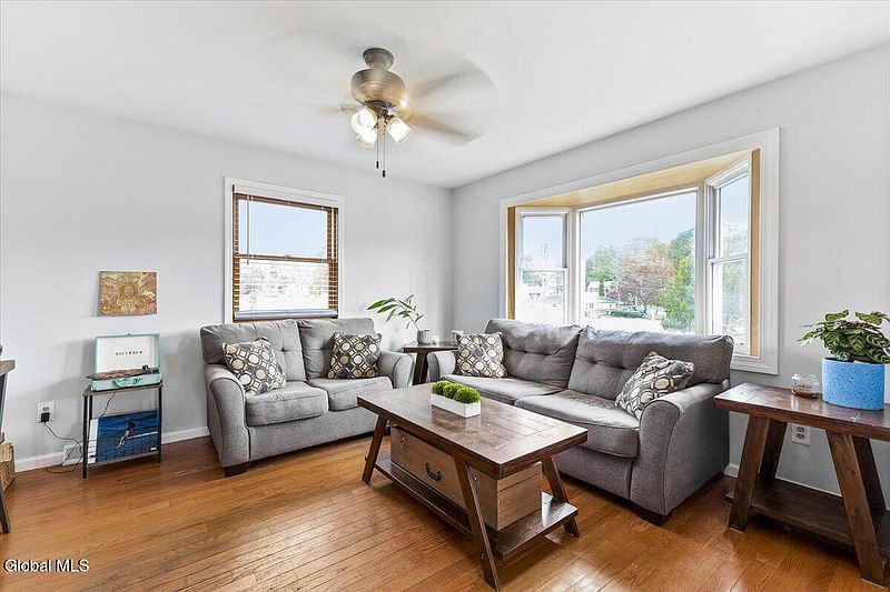 3rd image of 3340 Kenwood Avenue