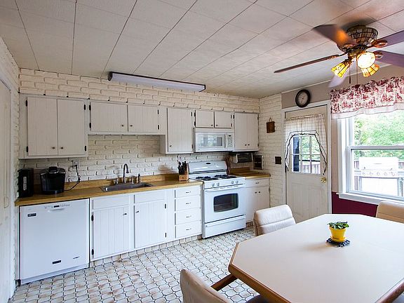 Kitchen w/deck access