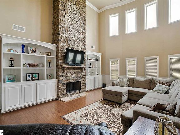 3rd image of 104 Angel Falls Dr