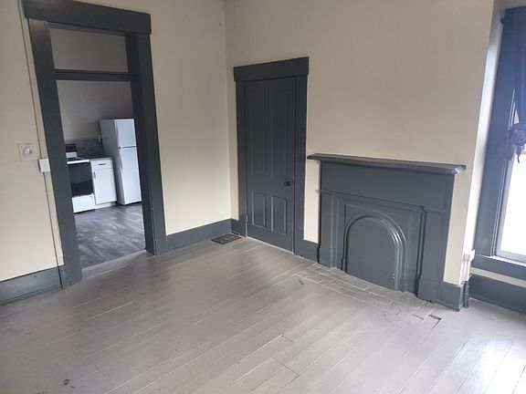 5th image of 304 W Walnut St APT 3