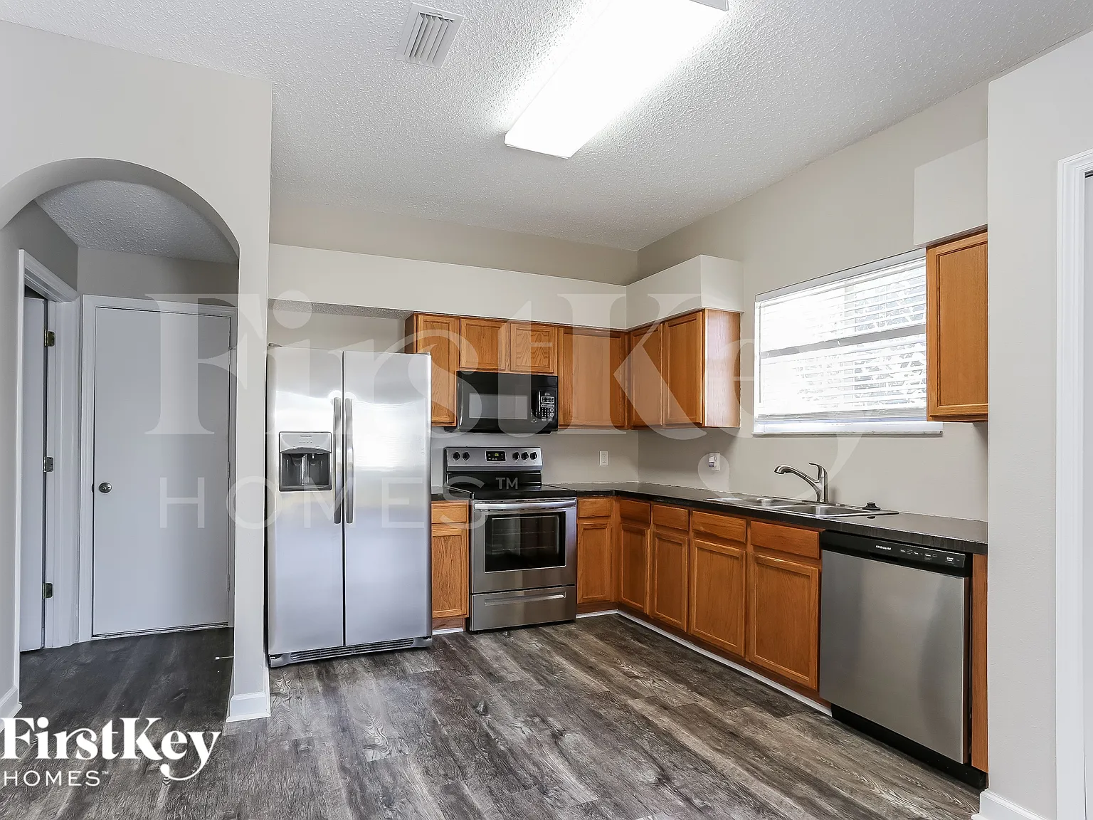 4 bed, 3.0 bath, 2413 sqft, $2,665 — Photo 4
