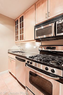 4th image of 30 W 63rd St APT 7G