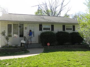 220 Perthshire Rd, Saint Louis, MO 63137