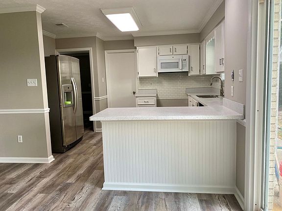 3rd image of 707 Dyches Dr