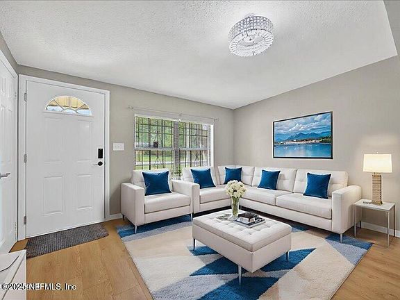 3rd image of 5216 DONCASTER Avenue