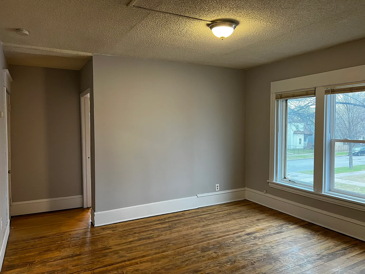 4 bed, 1100 sqft, $1,400 — Photo 3