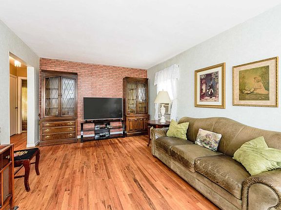 3rd image of 119 Litchfield Ave
