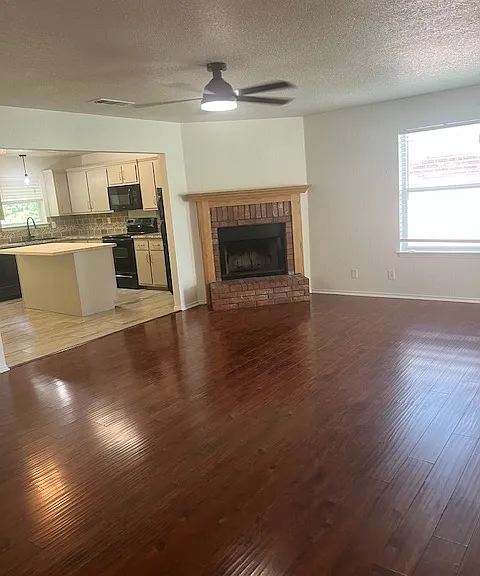 Living room w/fireplace