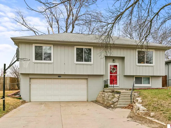 11124 W St, Omaha, NE 68137