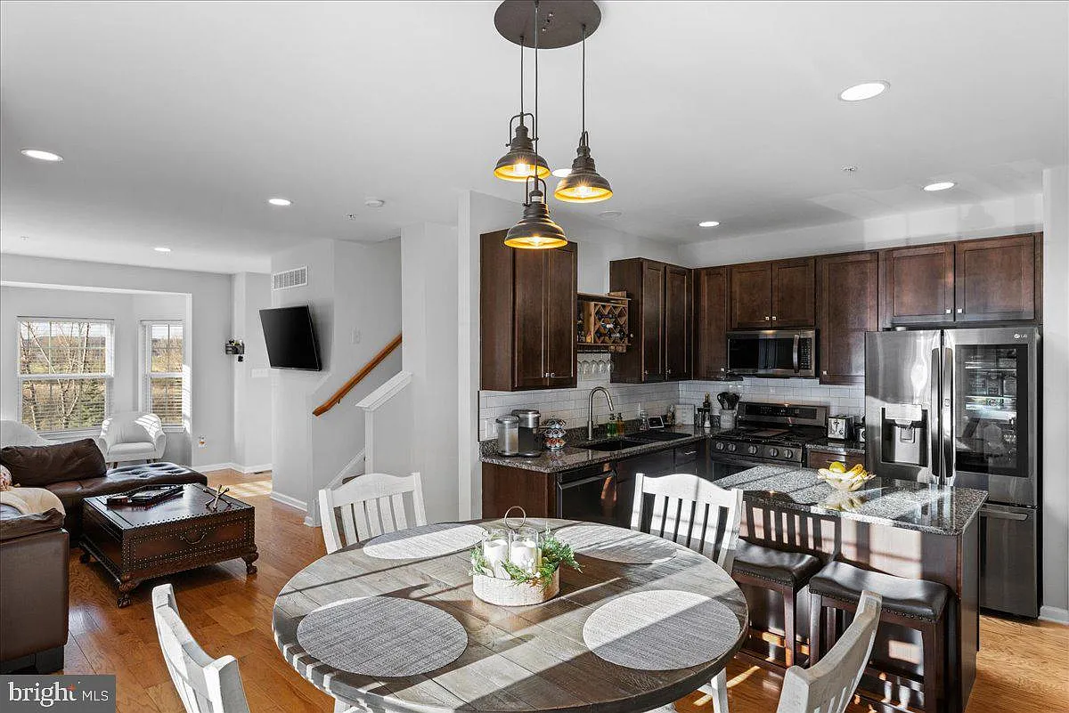 3 bed, 2.5 bath, 2012 sqft, $3,100 — Photo 4