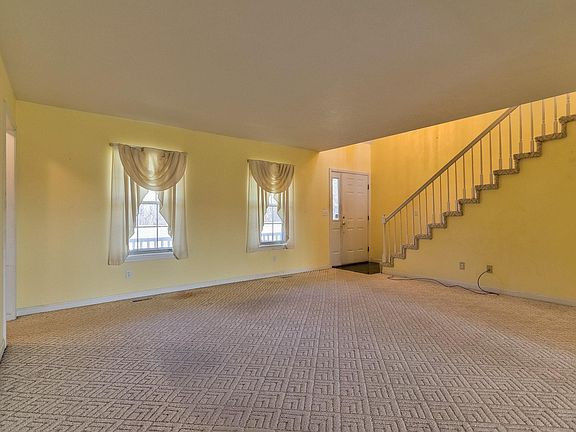 4th image of 261 E Jingle Bell Ln