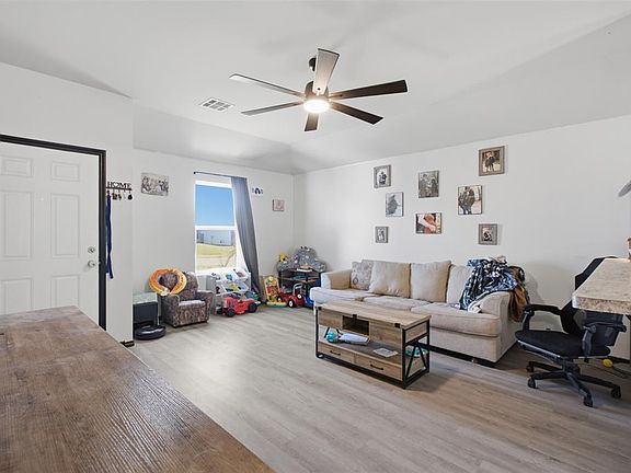 4th image of 807 W Judy Dr