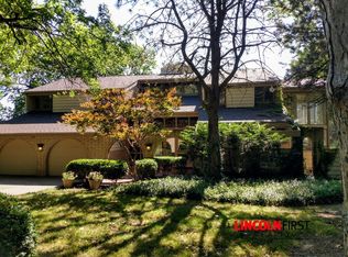810 Lakewood Dr, Lincoln, NE 68510