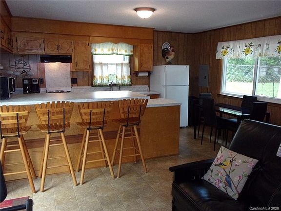 3rd image of 826 Honeywood Ln