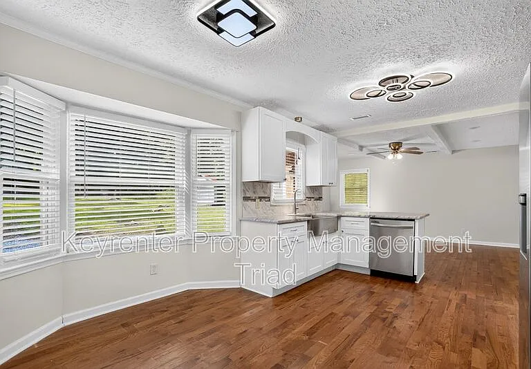 5108 Lakeshore Ct — Photo 30