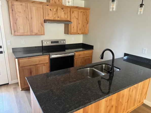 1009 SE M St, Grants Pass, OR 97526