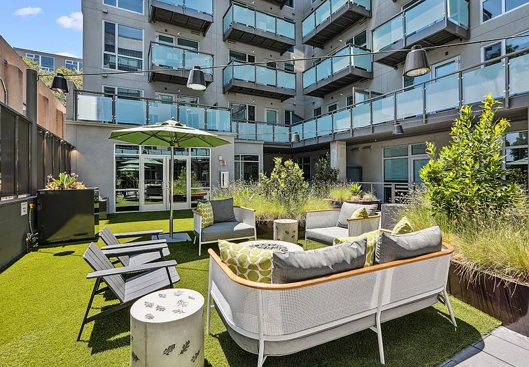 Link Apartments Four12 — Photo 24