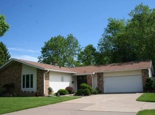1912 Spruce Hills Dr, Bettendorf, IA 52722