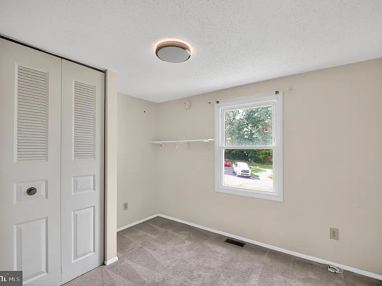 Chelsea Dr — Photo 9