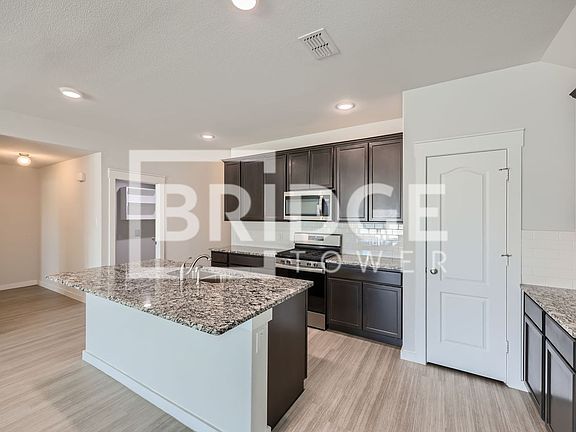 5th image of 210 Greenhill St