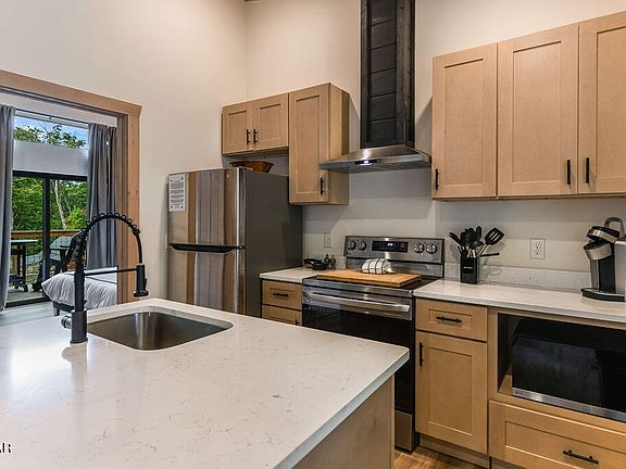 5th image of 2241 E View Dr