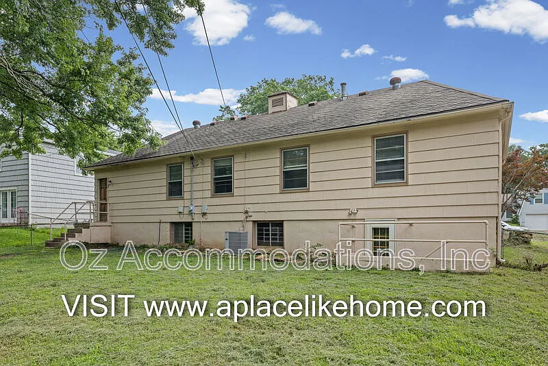 3 bed, 2.0 bath, 1021 sqft, $1,795 — Photo 2
