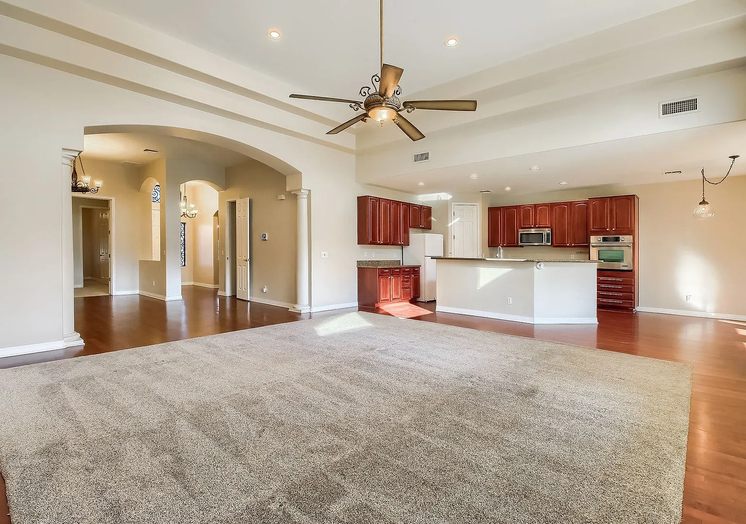 4 bedroom, 2.5 bath house with pool and putting green — Photo 2