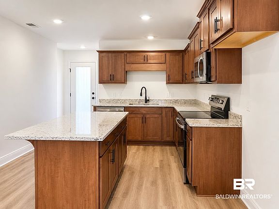 3rd image of 2036 W Union Ave