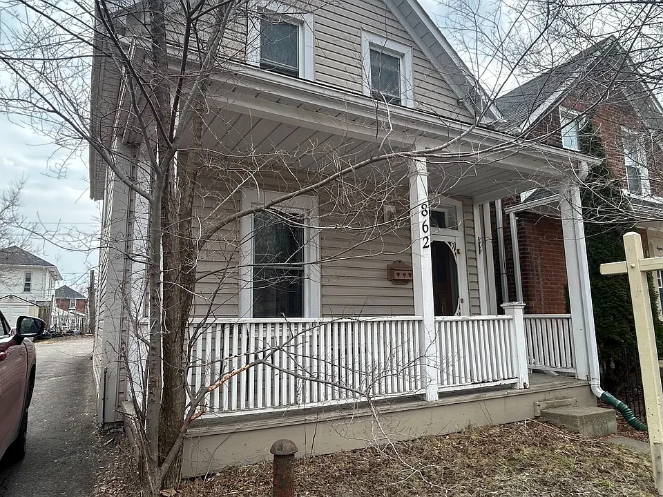 862 George St N